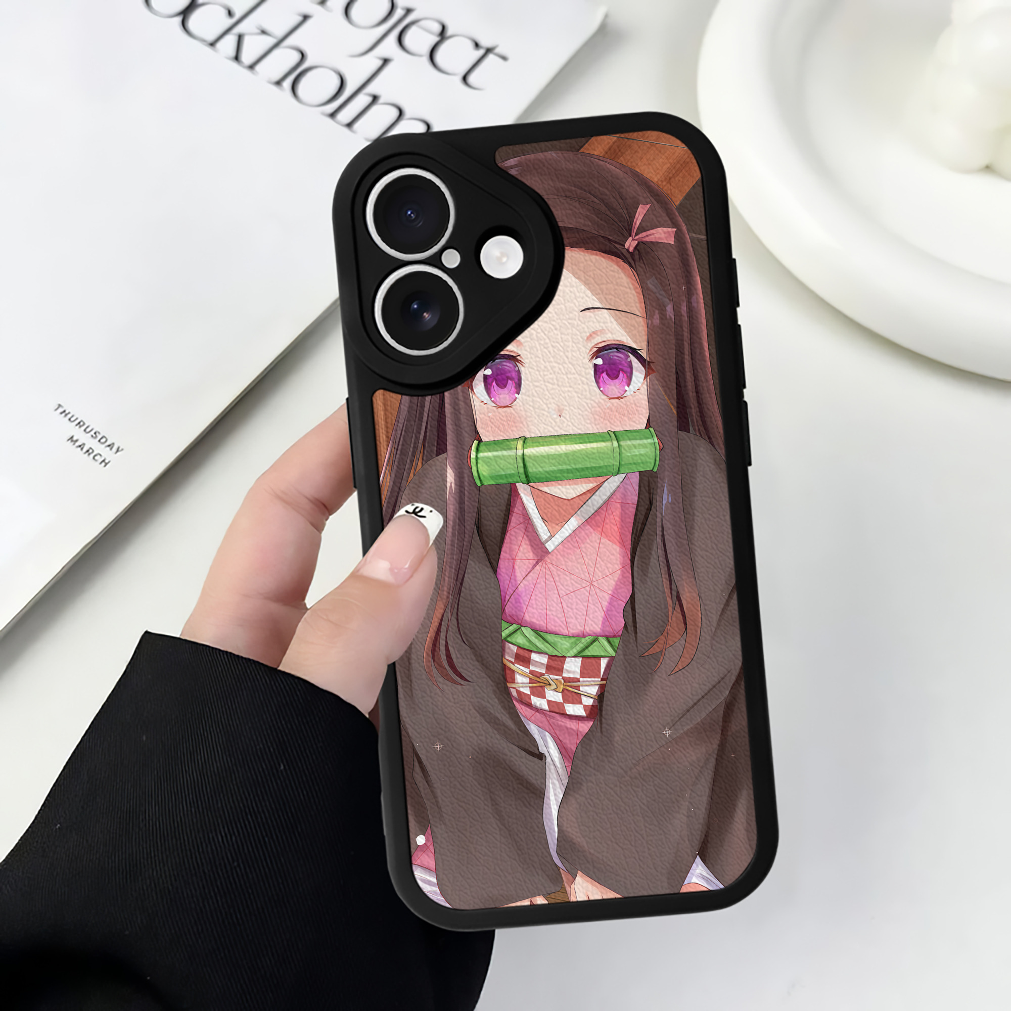 （画像用） 鬼滅の刃（きめつのやいば）竈門 禰󠄀豆子／かまど ねずこ Kamado Nezuko 【iPhone 16シリーズ対応】シリコンスマホケース（レザー調） 材質：シリコン